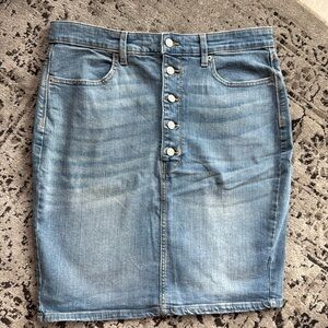 Size 12 banana denim skirt!
